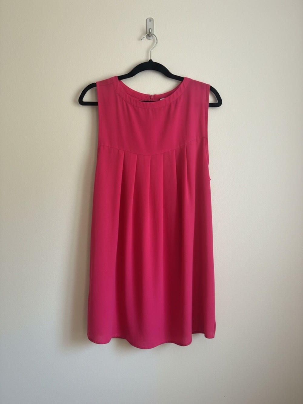 Pleated Back Sleeveless Fuchsia Top. Perfect for layering.  SZ XL.